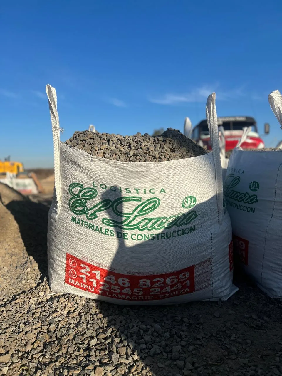 Camión descargando materiales para construcción