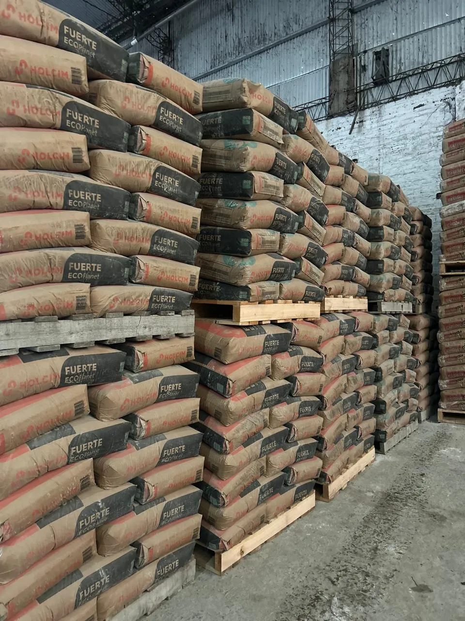 Bolsas de cemento Fuerte Ecoportland apiladas